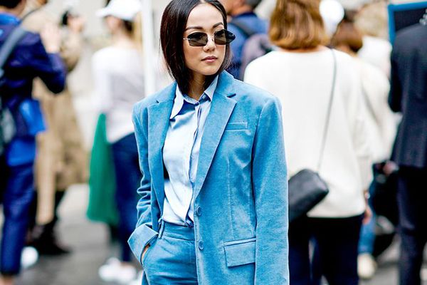 一个妇女在蓝色的蓝色衣服