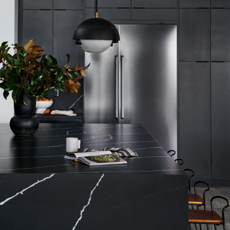 提示钉全黑的厨房趋势单色灯具