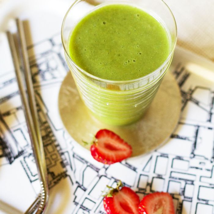 羽衣甘蓝和草莓奶昔