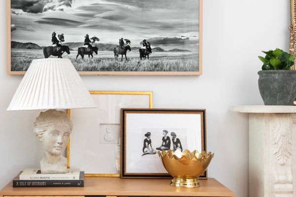 公寓配有大型艺术品。