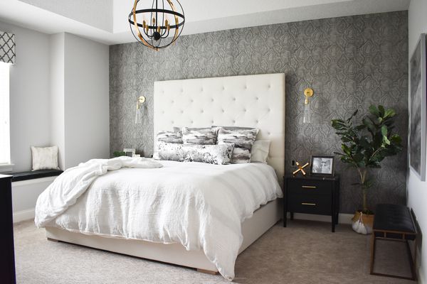 精致的卧室，大的白色床头板，墙纸强调墙