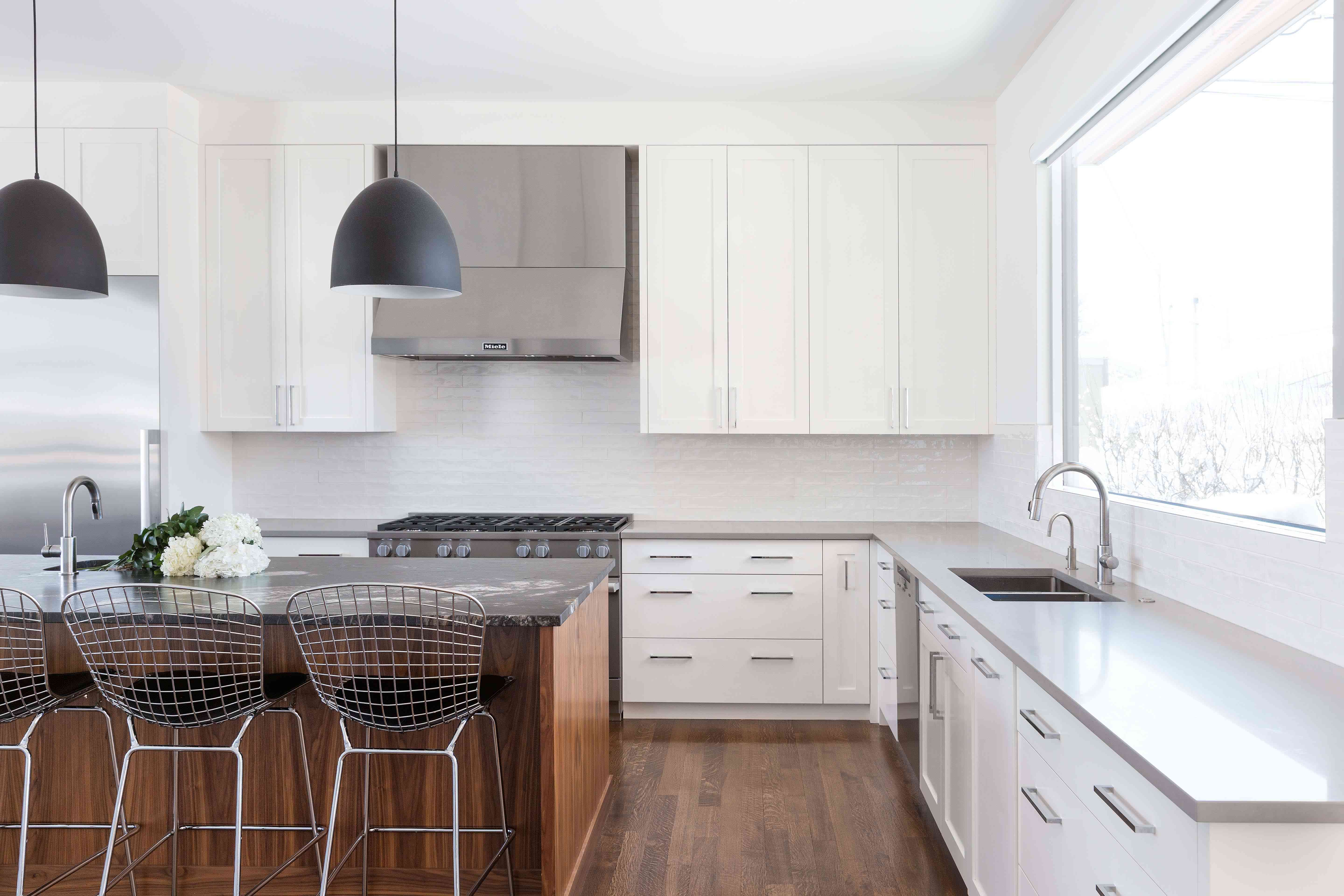 新的店铺有木岛和混凝土台面的厨房。