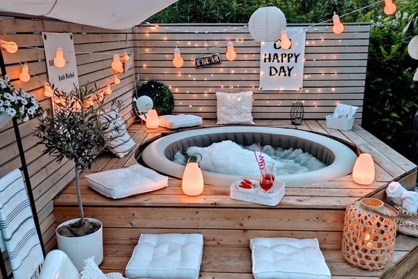 后院有一个可充气的水池，周围有一个木质甲板。