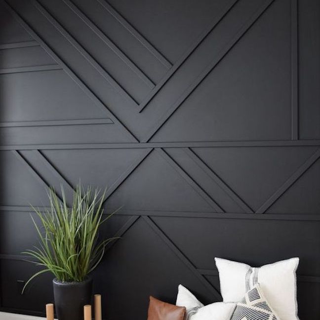 有内在木细节的黑墙壁。