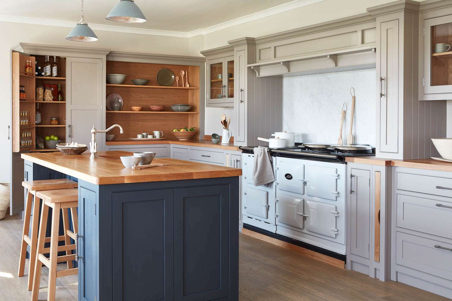 有蓝色葡萄酒炉炉的厨房。