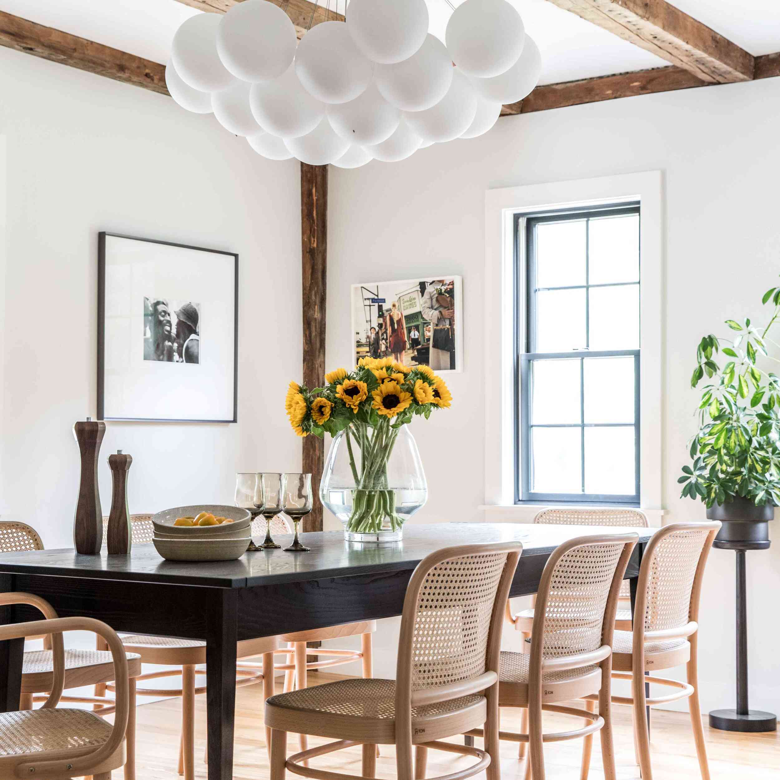 一张餐桌，上面放满了向日葵的玻璃花瓶