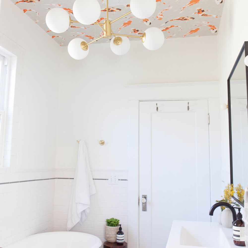 浴室配有墙纸的天花板和独立浴缸