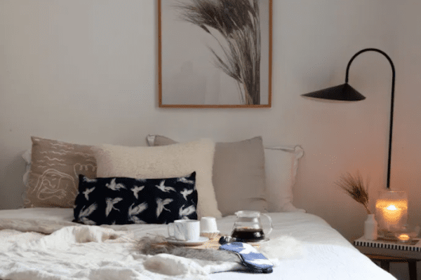 柔软的卧室，轻薄的被子和中性的装饰。