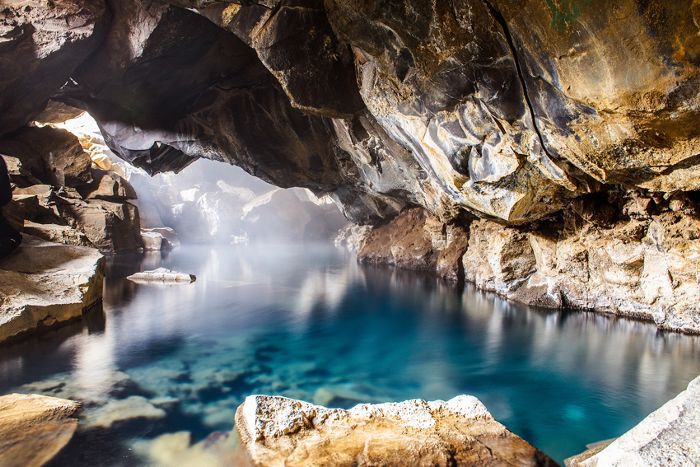 冰岛Grjotagja洞穴