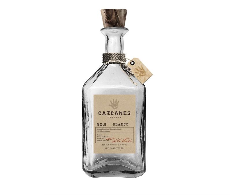 一瓶卡兹卡内斯白龙舌兰酒。