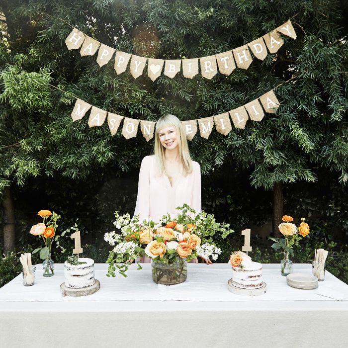 埃里·费瑟斯顿站在党的蛋糕表