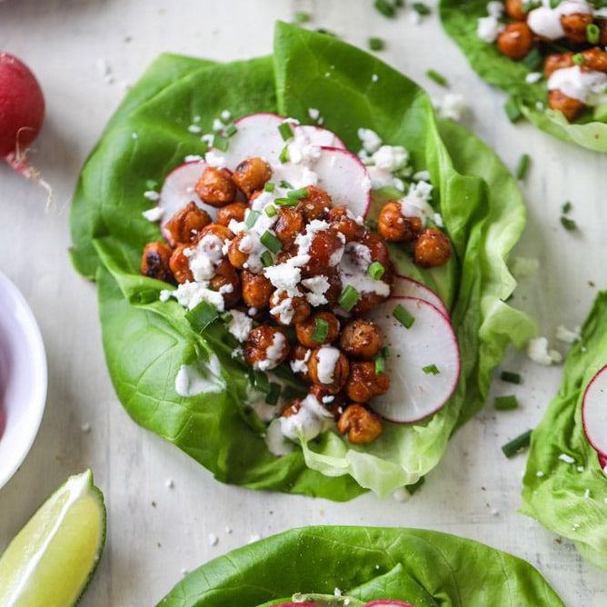 香脆的烤鹰嘴豆生菜卷饼