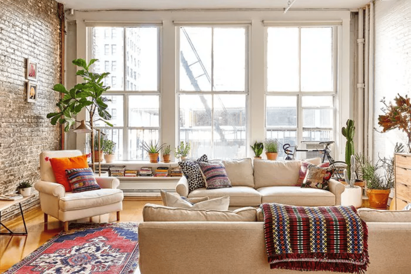 在裸露的砖块阁楼风格的客厅，舒适的阅读角落