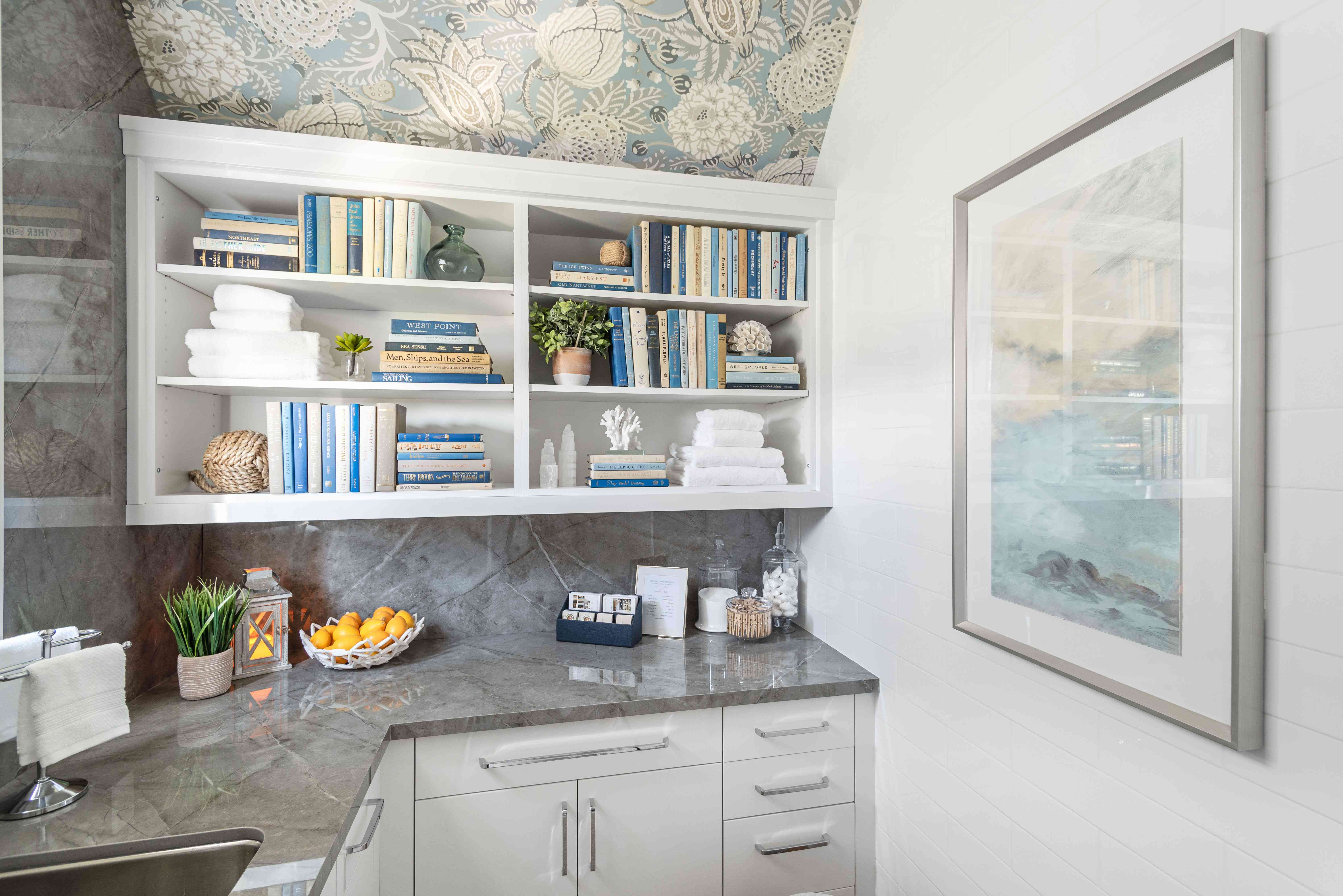 洗衣房与装饰书籍和壁纸有墙面。