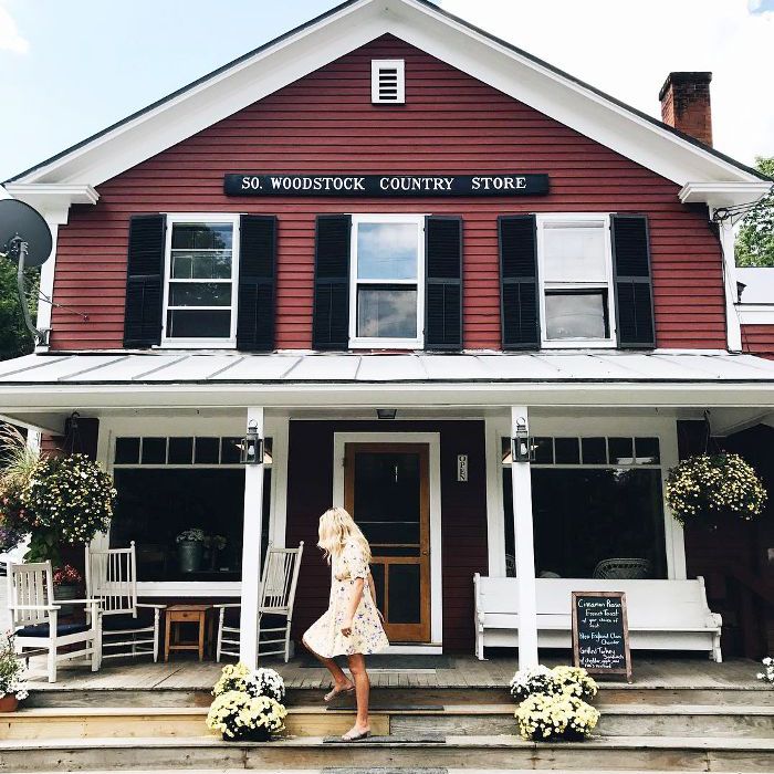 年轻人站在伍德斯托克乡村商店的门口