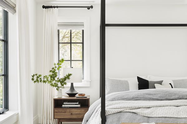 白色和灰色卧室