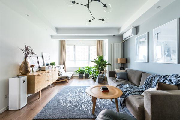 明亮而有艺术气息的客厅。