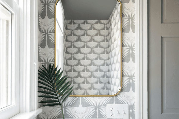 有被图案灰色和白色墙纸的灰色卫生间。