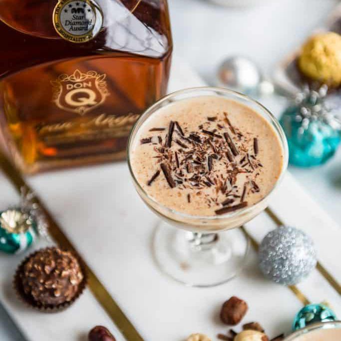 用巧克力屑装饰的鸡尾酒。