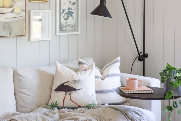 沙发上面有框架艺术。