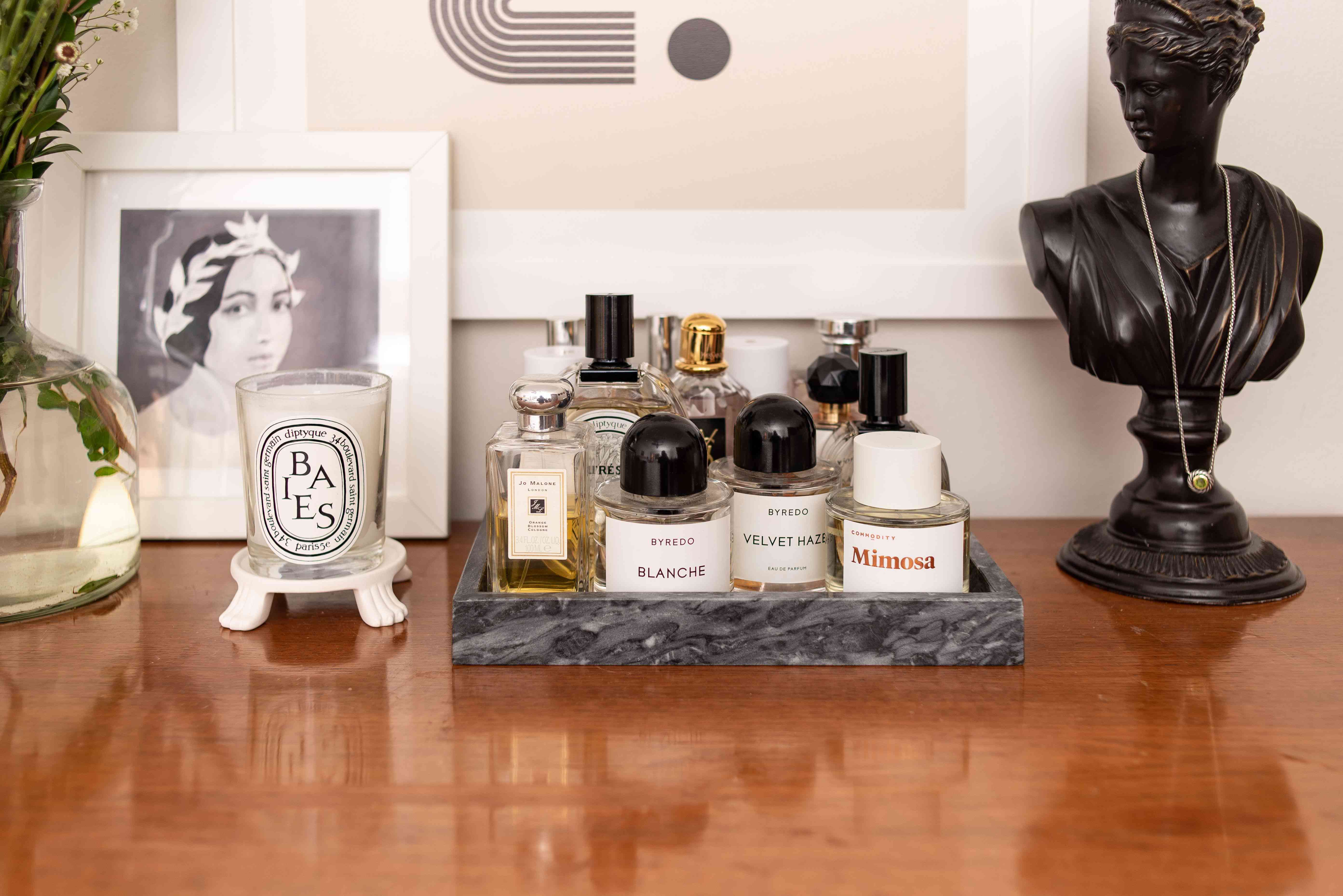 香水和雕像半身像。