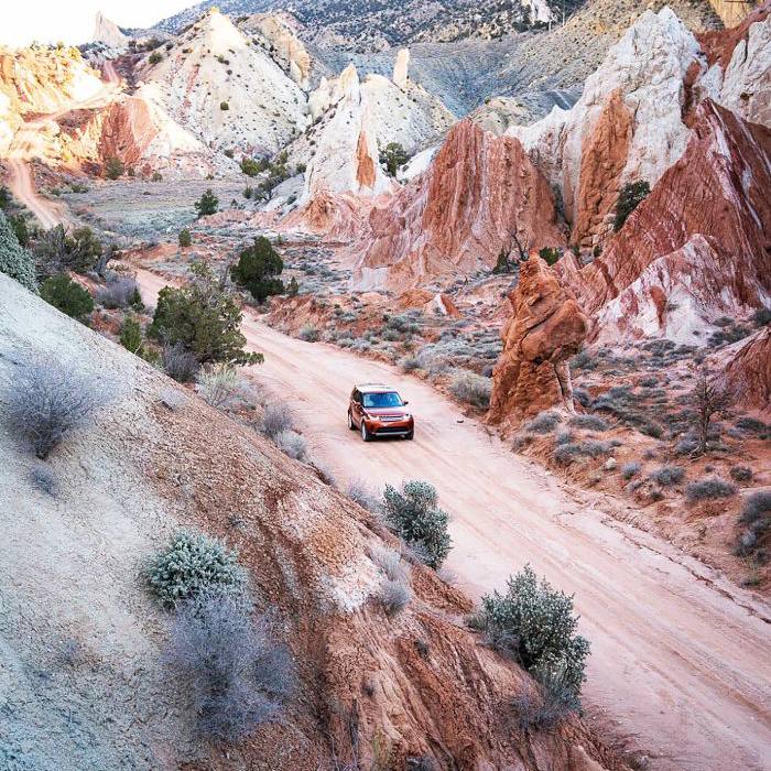 风景拍摄越野车通过摩押，犹他州