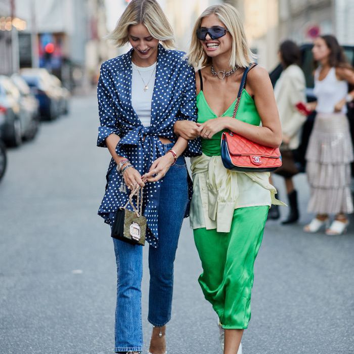 两个女人手挽手地走着