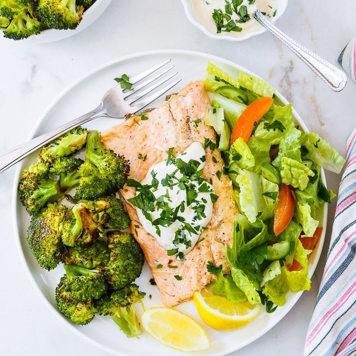 一盘烤虹鳟鱼片配烤西兰花。