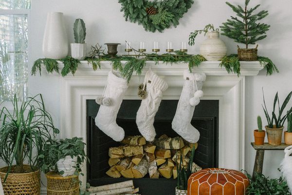 被绿色植物包围的壁炉