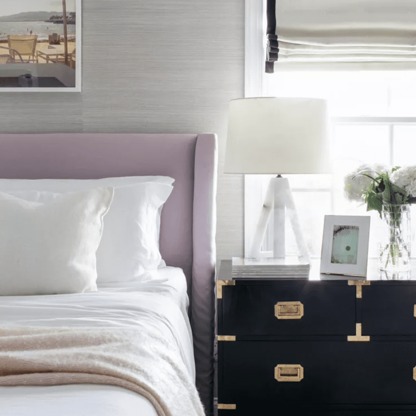 带有淡紫色床头板的卧室