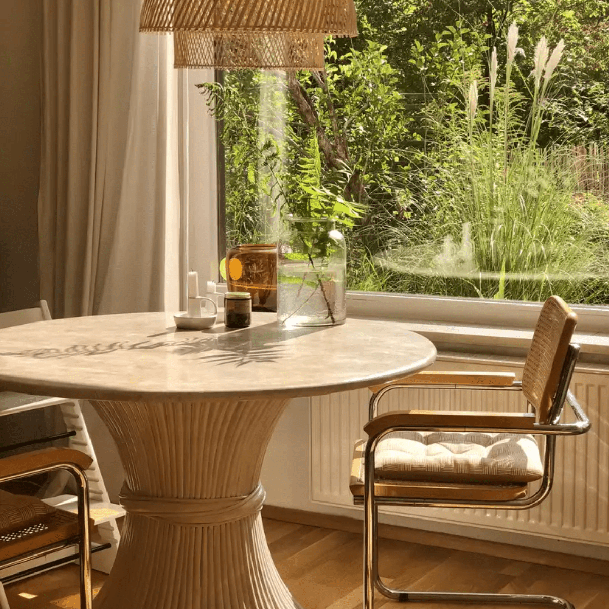 一间全白色的餐厅，挂着配套的白色窗帘