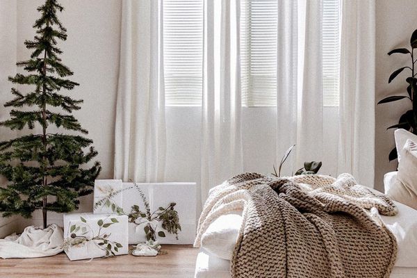 带圣诞树的中性卧室。