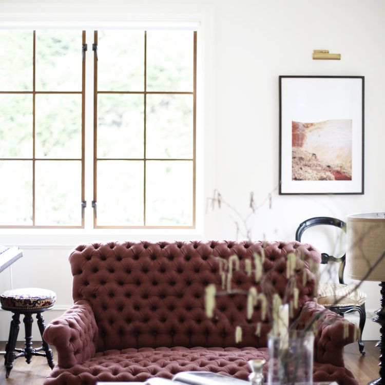 一个带有勃艮第簇绒沙发的起居室