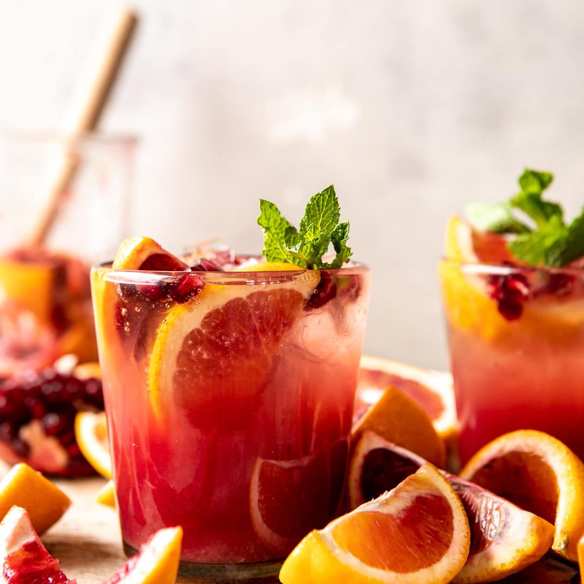 与切片的龙舌兰酒鸡尾酒各种各样的柑桔。