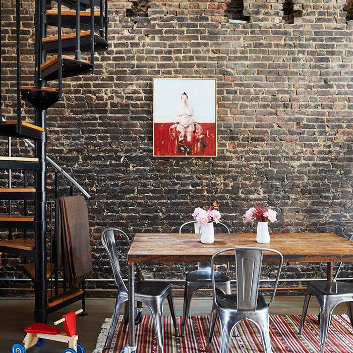 一个餐厅和螺旋楼梯