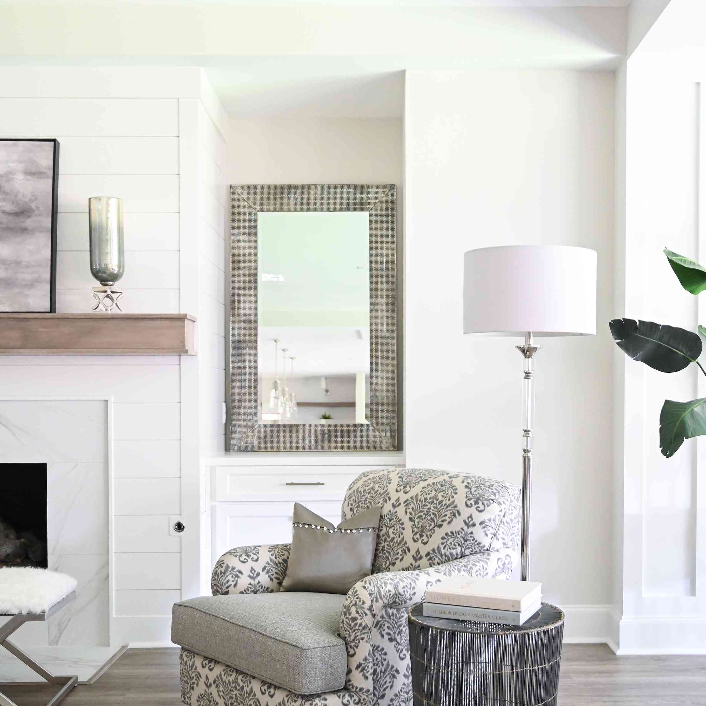 黑色和白色的破旧椅子和银色灯的休息区。