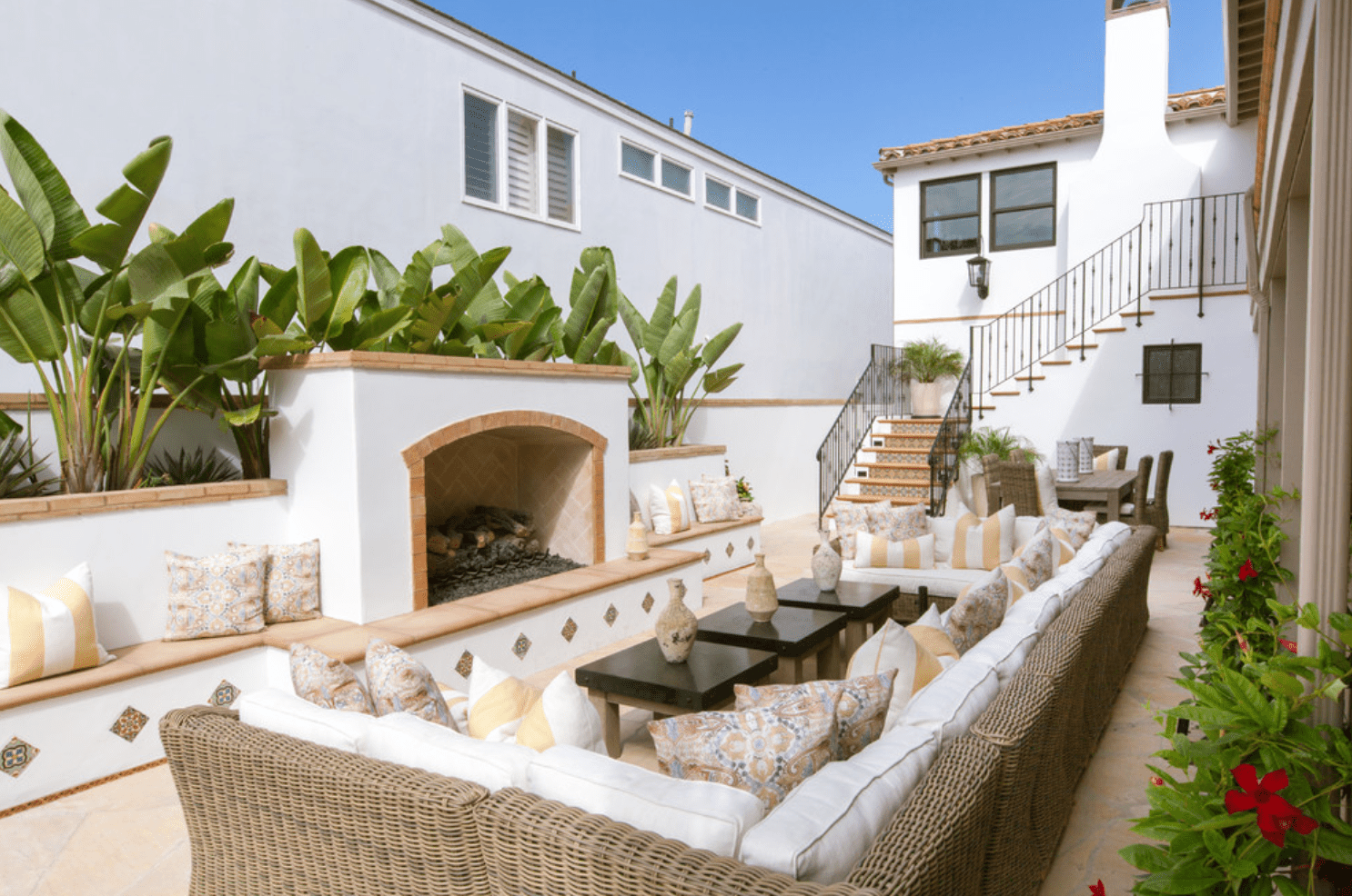 白色的户外壁炉，衬着红砖