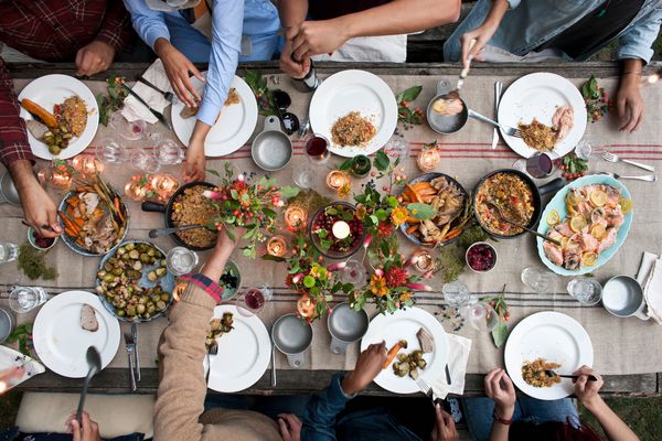 朋友们聚在一起吃户外感恩节晚餐。开销。