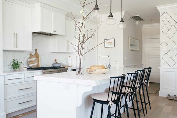 明亮的白色的厨房。