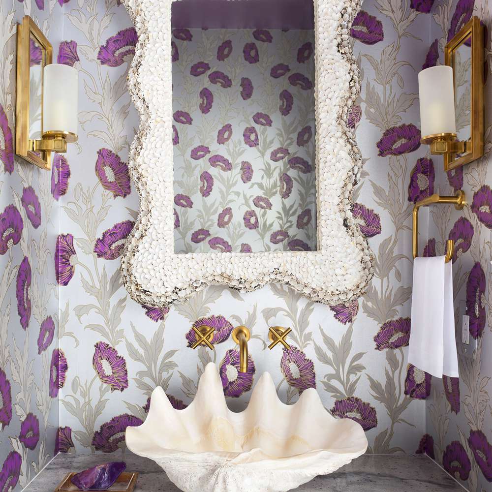 盥洗室配有大贝壳水槽和紫花壁纸