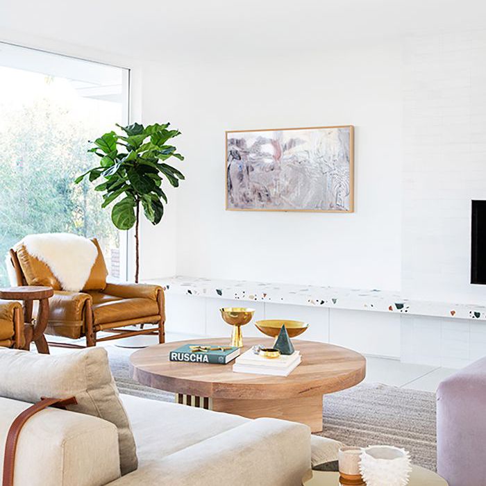 曼迪·摩尔的家庭娱乐室以长时间运行的水磨石长凳为特色