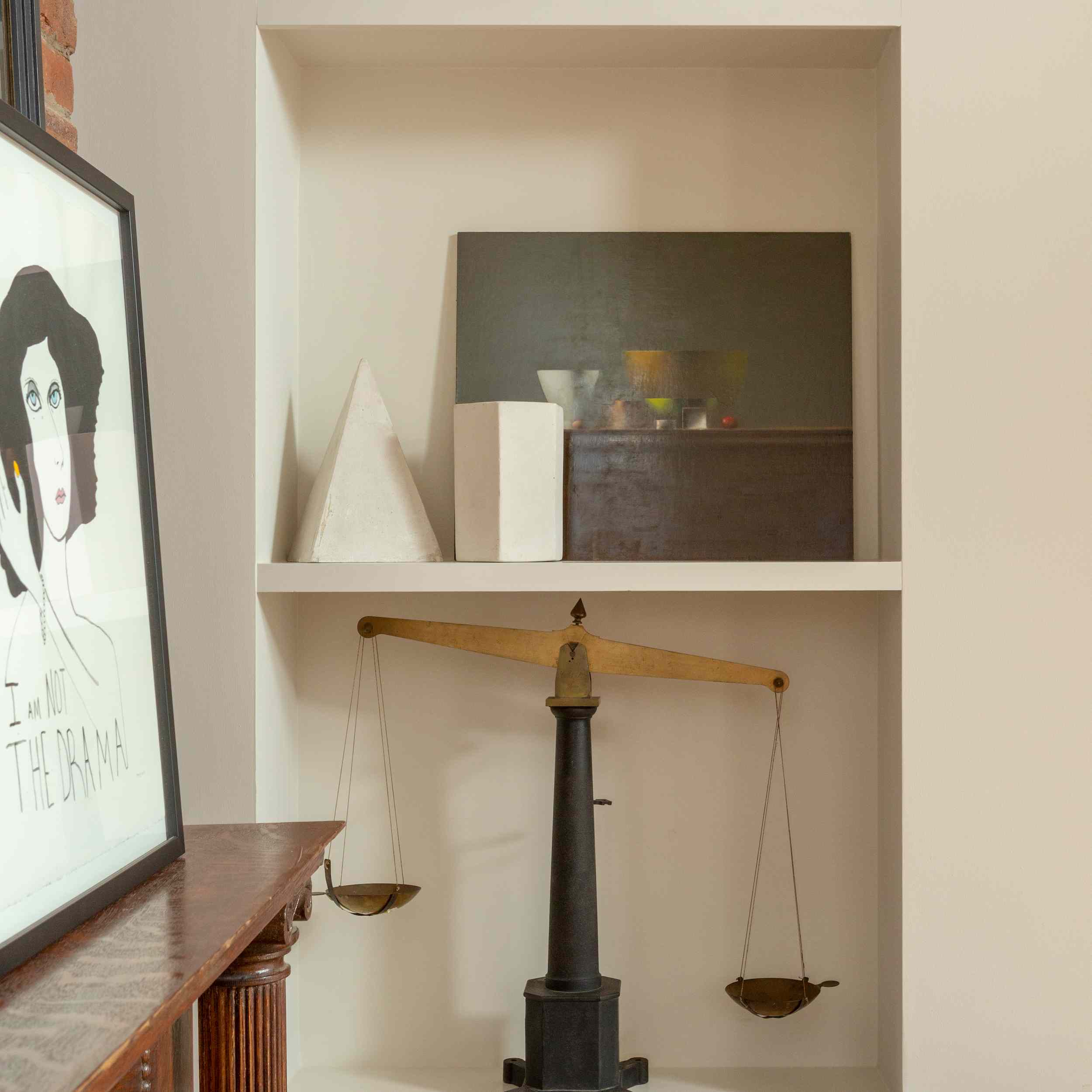 白色建造在与黑装饰的架子。