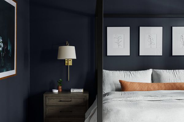 一间墙壁是靛蓝色的卧室