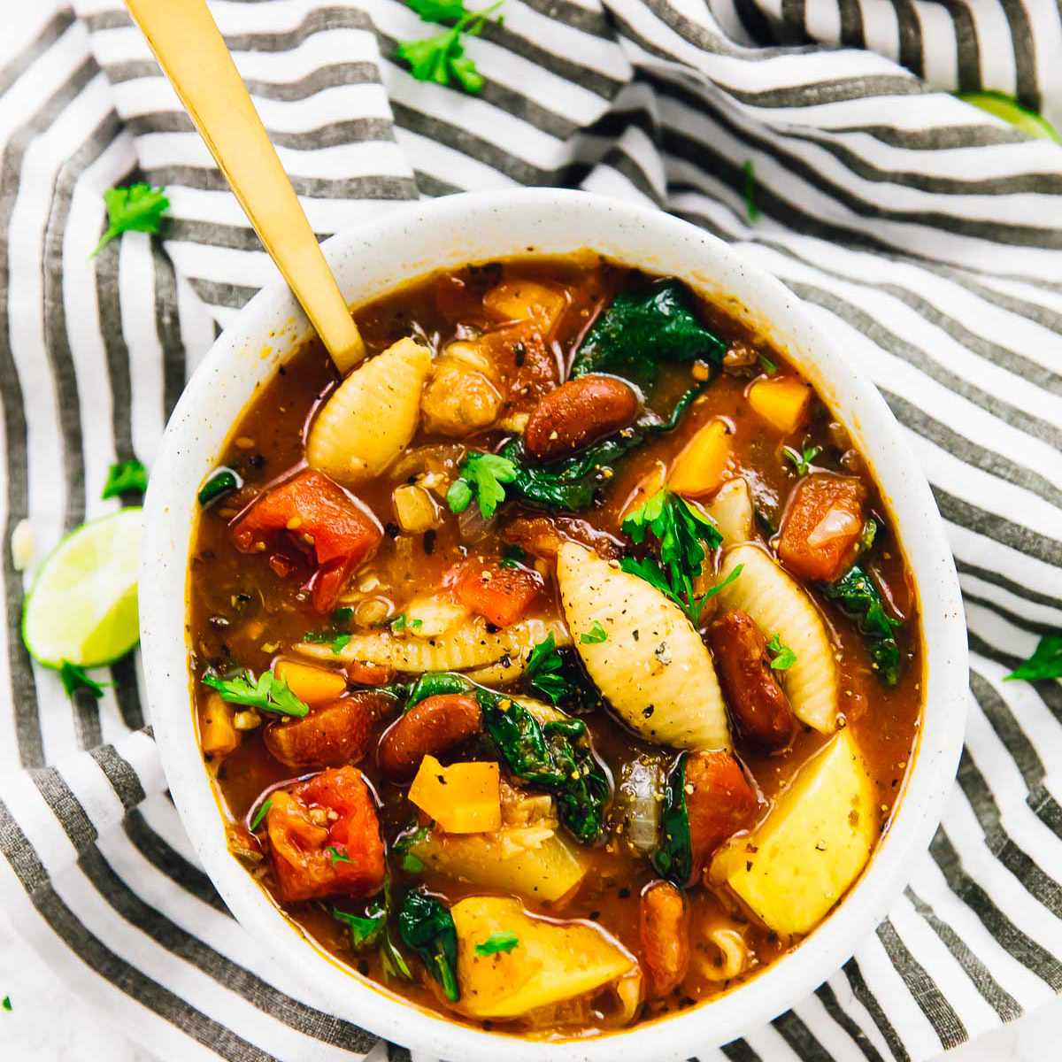 一锅丰盛的蔬菜浓汤