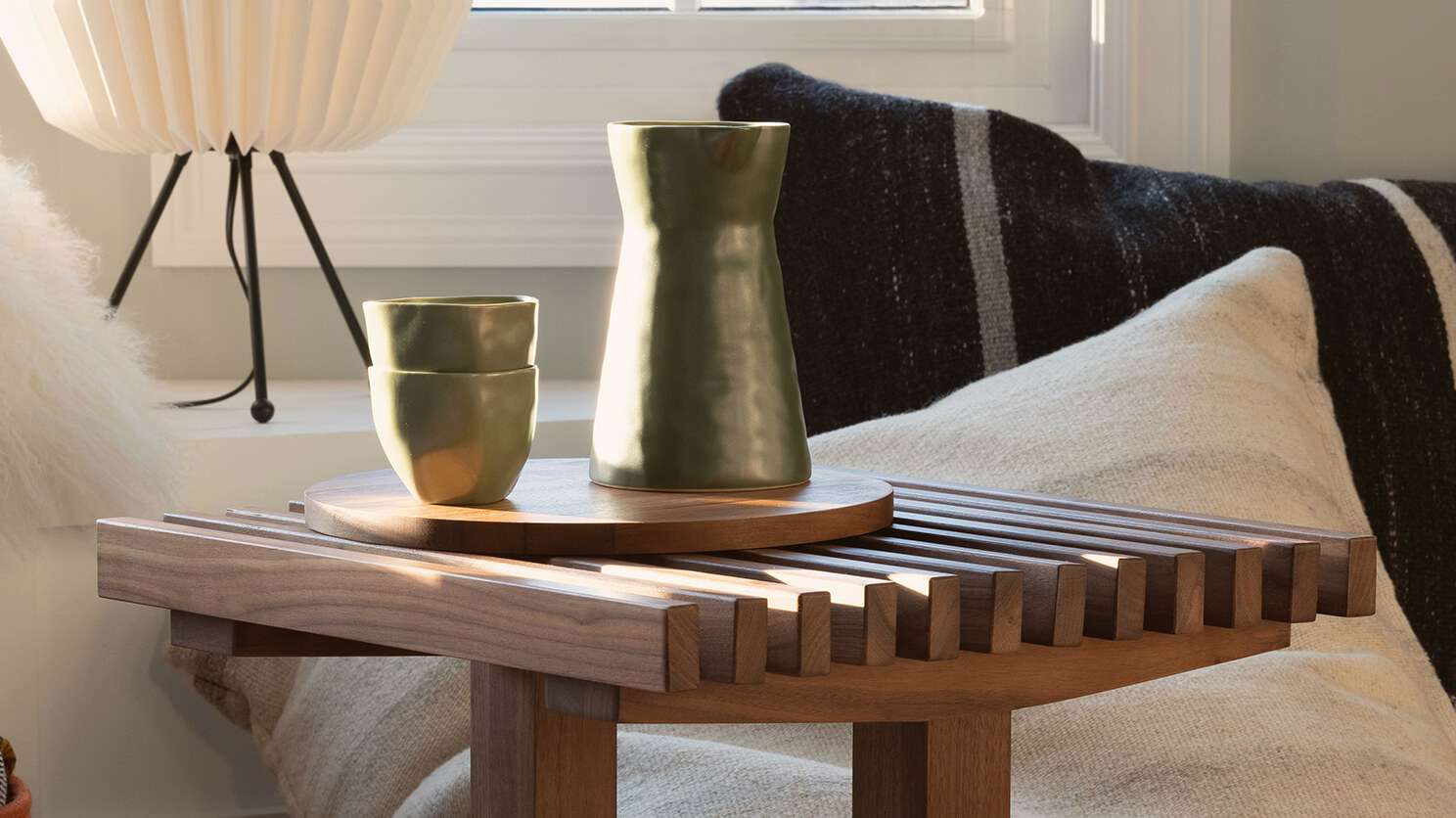 与绿色花瓶的木桌。