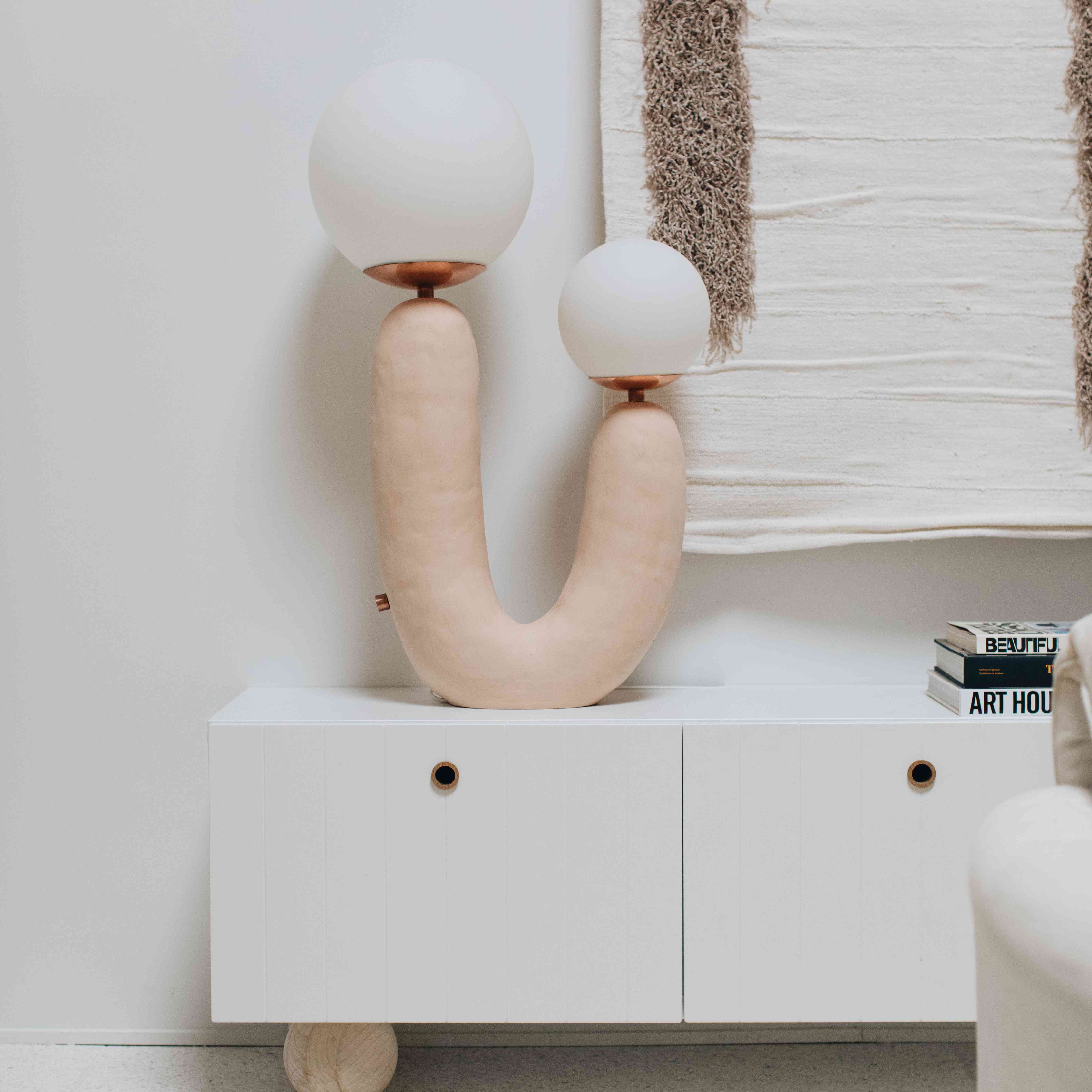 完成媒体控制台装饰。