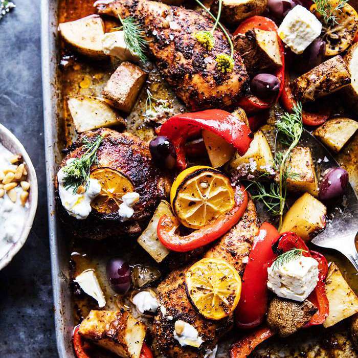 烤盘烤鸡肉串配土豆