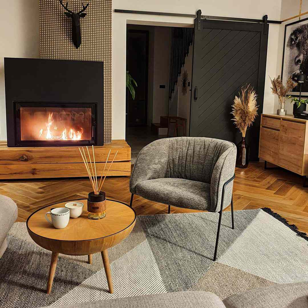 带黑色壁炉的客厅