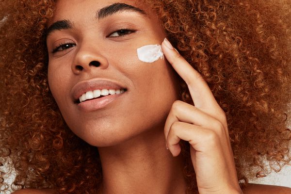 特写美女在擦乳液