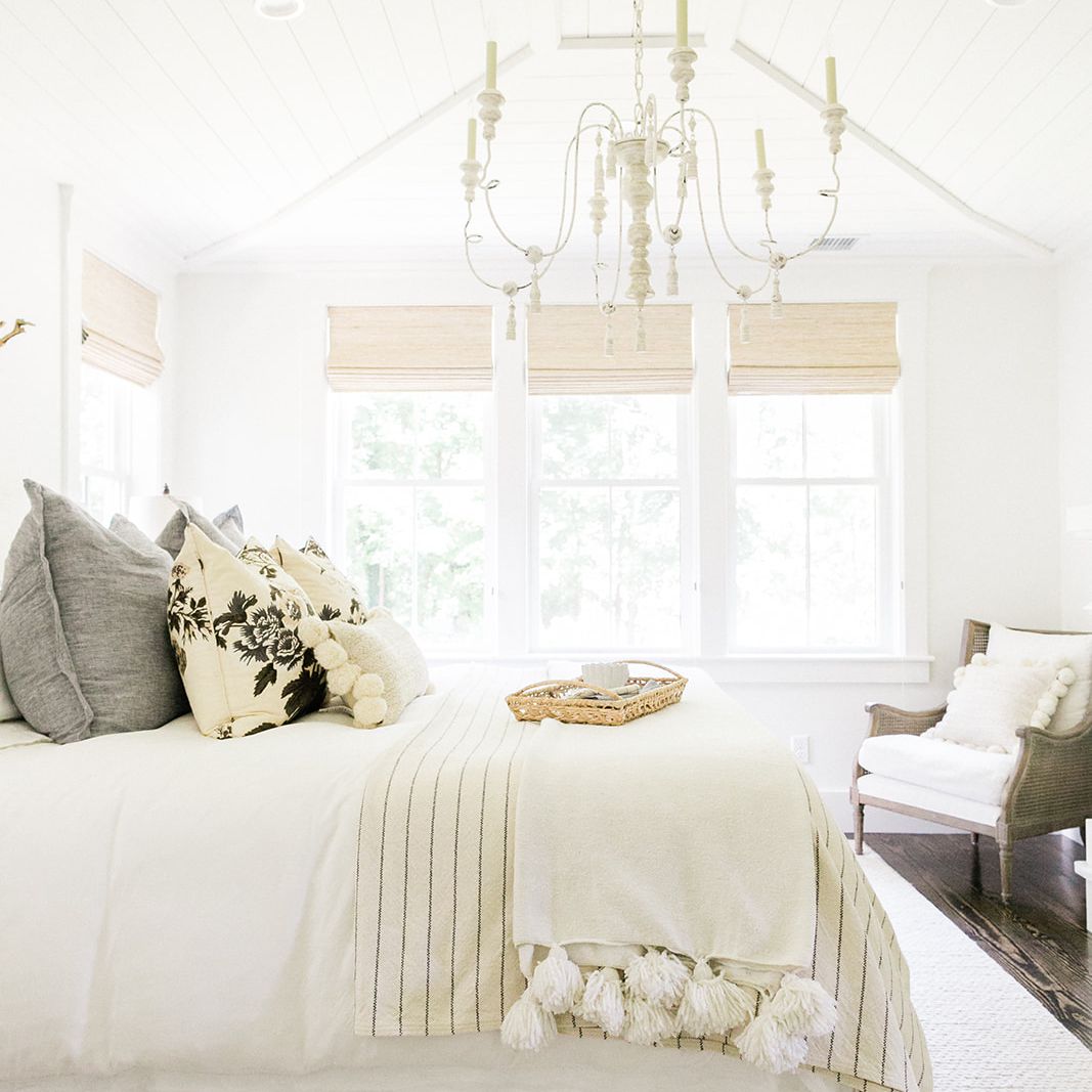 最好的卧室想法-农舍卧室分层白色床上用品